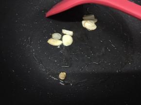 放入蒜头片爆香