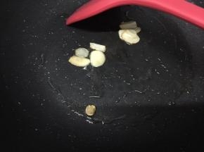 放入蒜头片爆香