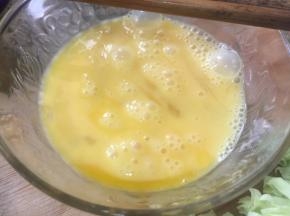 鸡蛋，打散；