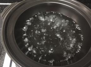 锅里烧开水