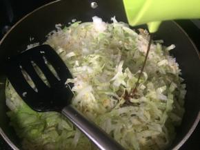 再淋入味极鲜，翻炒；