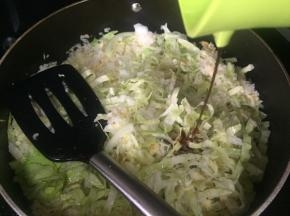 再淋入味极鲜，翻炒；