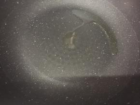 热锅冷油，中小火