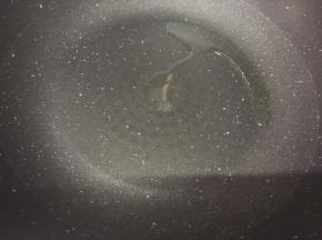 热锅冷油，中小火