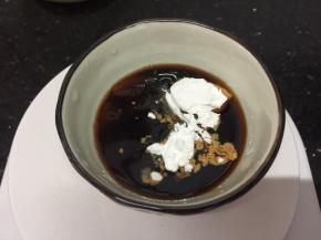 放入玉米淀粉、酱油、老抽、砂糖、水