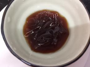 用一小碗放入鲍汁