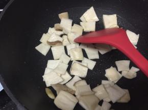 放入杏鲍菇快速翻炒均匀