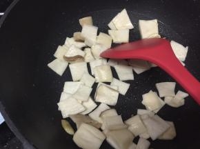 放入杏鲍菇快速翻炒均匀