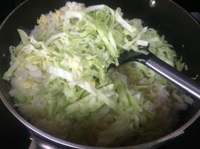 放入球菜，翻炒；