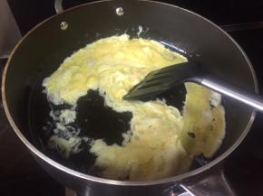 放入鸡蛋，划散；