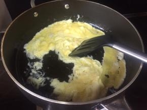 放入鸡蛋，划散；