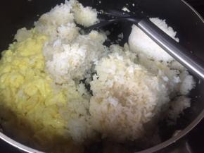 放入剩饭；翻炒；