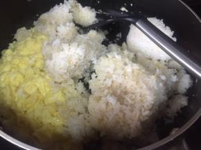 放入剩饭；翻炒；