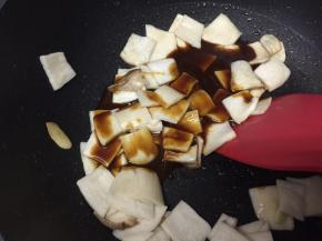 倒入鲍汁酱，翻炒均匀