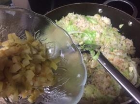 再放入少许的榨菜；