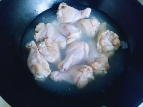 鸡翅根焯水，冷水入锅，大火烧开。