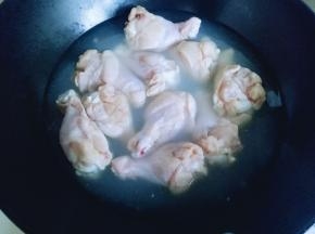 鸡翅根焯水，冷水入锅，大火烧开。