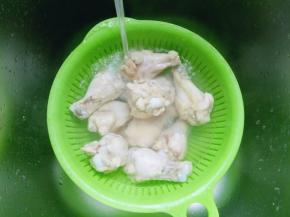 捞出后用冷水冲洗，捞出淋干水份。
