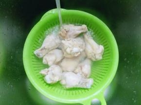 捞出后用冷水冲洗，捞出淋干水份。