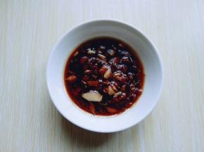 腌料: 生抽，姜，蒜，老抽，放在器具中搅拌均匀。