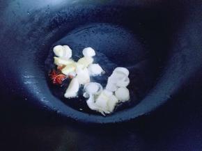 起油锅，加入香料炒香。