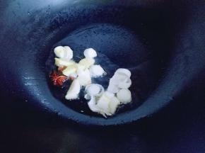 起油锅，加入香料炒香。