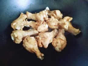 再加入腌制好的鸡翅根煸炒。