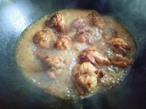 20分钟后鸡翅根熟透，酥烂了。大火收汤。