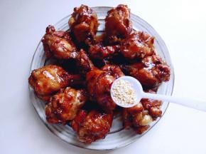 装盘撒上熟白芝麻。