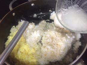 觉得剩饭太硬，倒入少许的水，焖下；