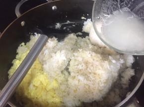 觉得剩饭太硬，倒入少许的水，焖下；