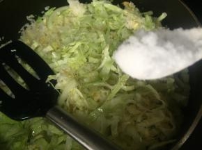 再调入盐，翻炒；