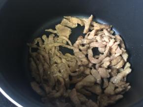 锅里快速炒熟肉丝