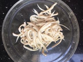 蒸熟的杏鲍菇手撕成条