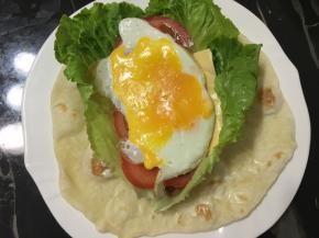 依次放上生菜肉丝番茄芝士鸡蛋