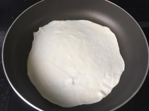 平底锅不加油中小火慢慢烙