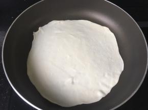 平底锅不加油中小火慢慢烙