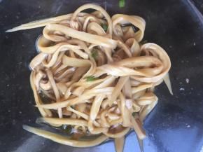 撒葱花拌一拌就可以吃咯