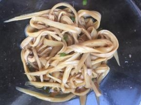 撒葱花拌一拌就可以吃咯