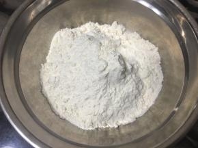 准备200g中京筋面粉