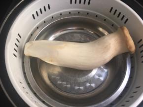 杏鲍菇一个洗干净煮米饭的时候顺便蒸了