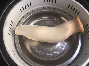 杏鲍菇一个洗干净煮米饭的时候顺便蒸了