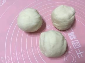 醒好的面团分三个