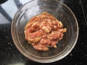 拌匀腌制十分钟