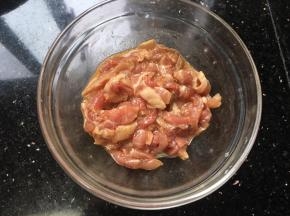 拌匀腌制十分钟
