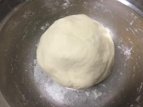 等面粉稍凉揉成光滑面团，盖保鲜膜醒30分钟，这时间准备配料