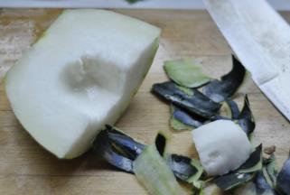 2、将冬瓜洗净去皮去籽，