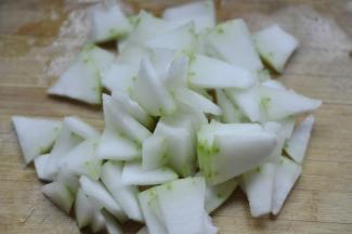 3、冬瓜切成长方薄片，