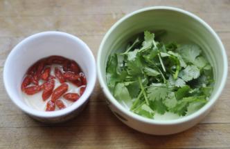 5、香菜切段，枸杞浸泡清洗干净备用