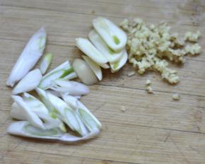 6、葱姜蒜切好备用